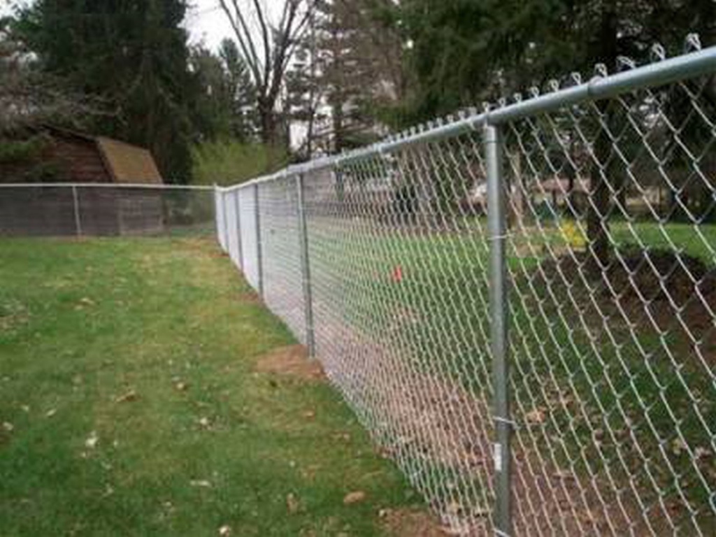 Забор сетка купить недорого. Дешевый забор для дачи. Секционный забор из рабицы. Бюджетный забор для дачи. Самый дешевый забор для дачи.